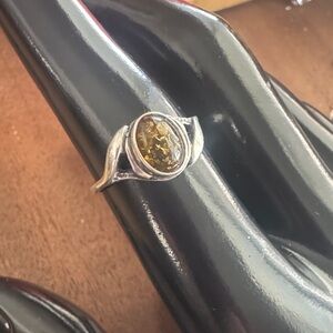 Classic Sterling Silver Ring w Single Oval Amber Center